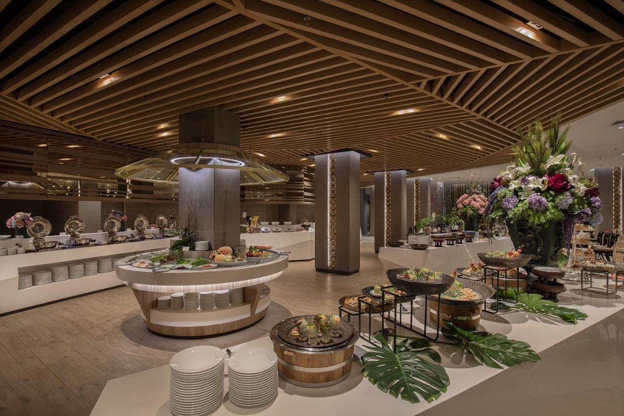The Heritage Chiang Rai Hotel And Convention Exterior foto The buffet at the 360 Restaurant