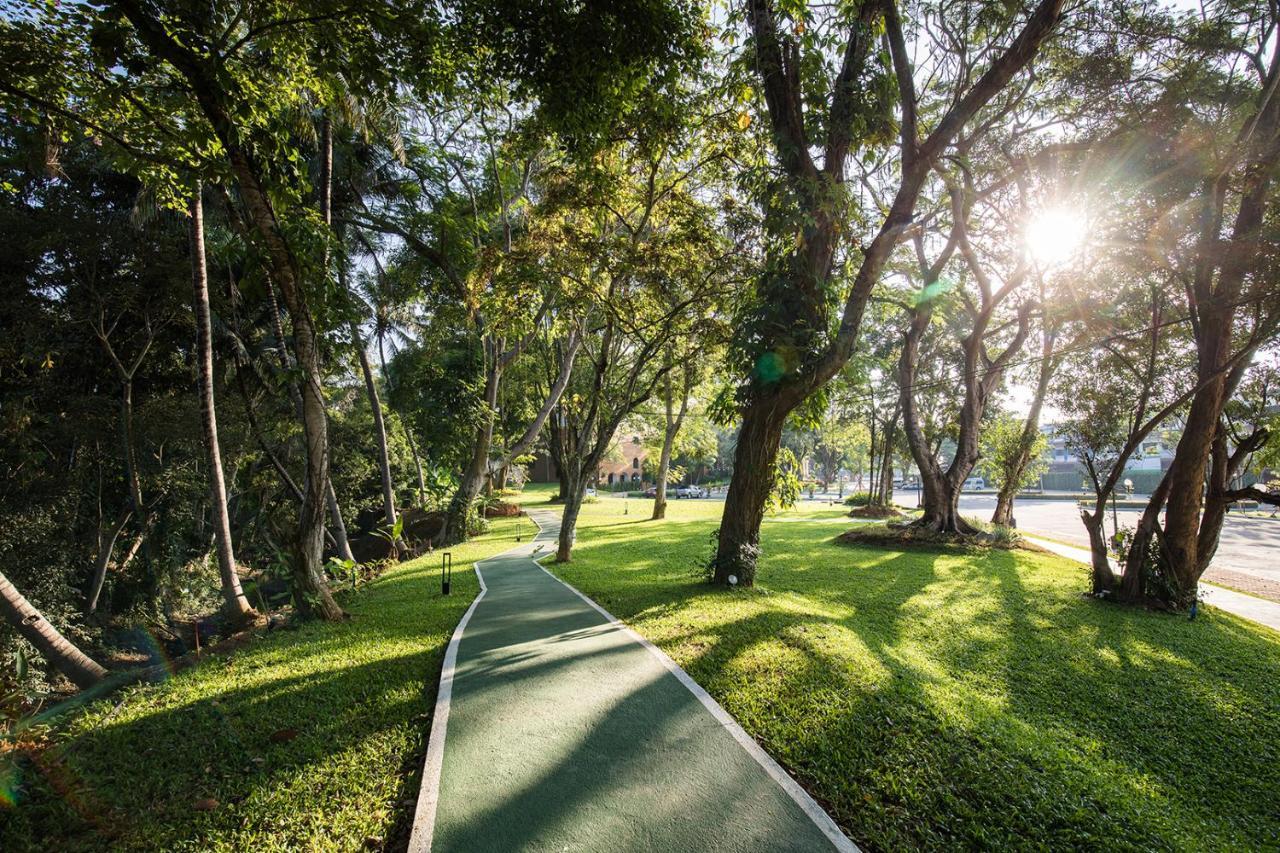 The Heritage Chiang Rai Hotel And Convention Exterior foto The path of the park