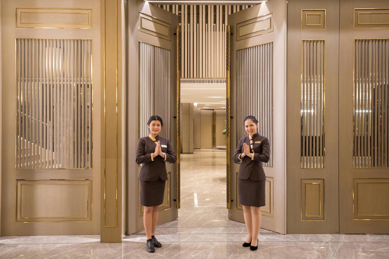 The Heritage Chiang Rai Hotel And Convention Exterior foto The hotel's lobby