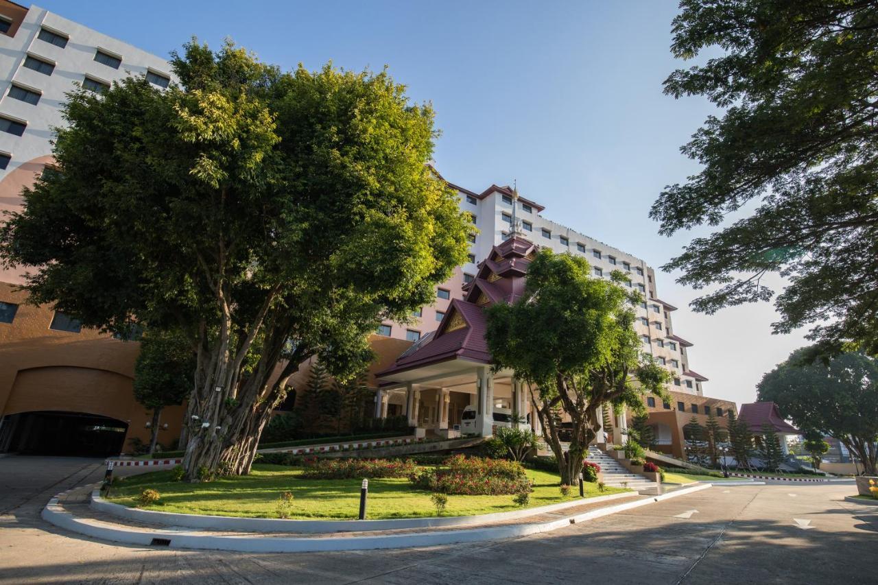 The Heritage Chiang Rai Hotel And Convention Exterior foto The main entrance of the hotel