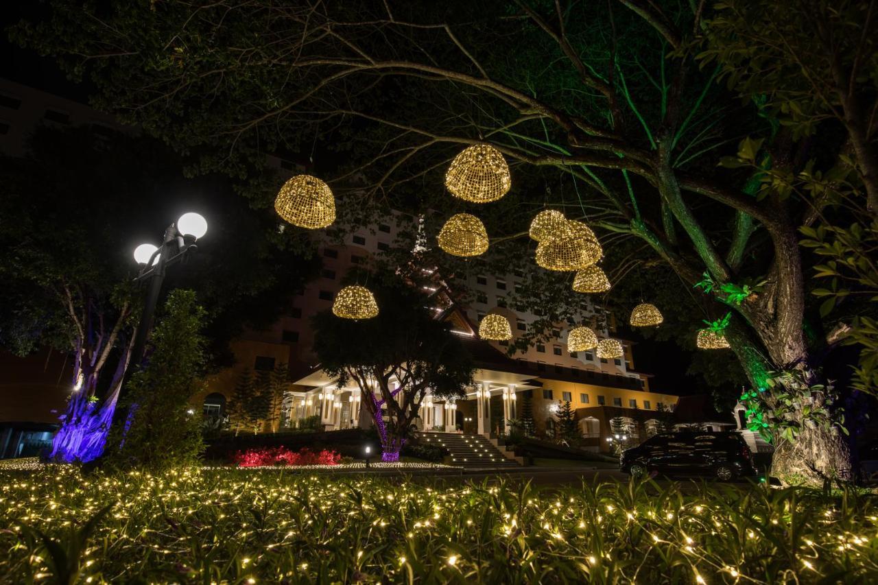 The Heritage Chiang Rai Hotel And Convention Exterior foto Christmas lights in San Francisco